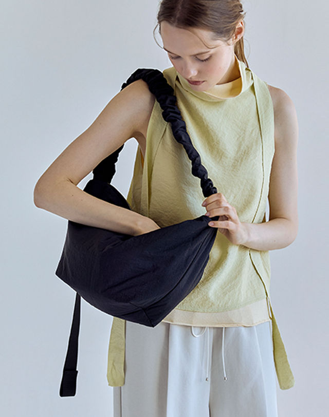 조셉앤스테이시 Daily Shirring Bag M Black 착용컷