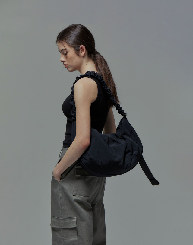 조셉앤스테이시 Daily Shirring Bag L Black 착용컷