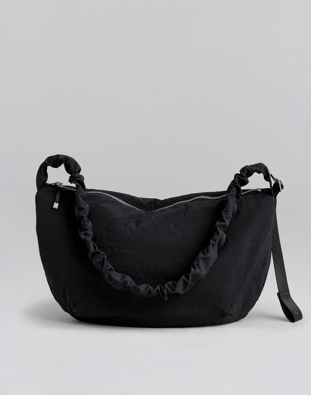 조셉앤스테이시 Daily Shirring Bag L Black 착용컷