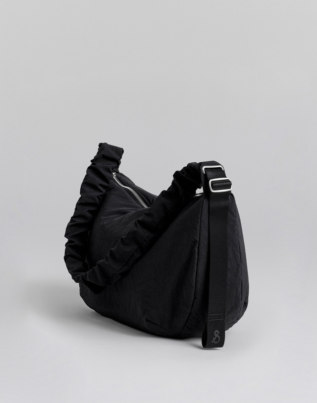 조셉앤스테이시 Daily Shirring Bag L Black 착용컷