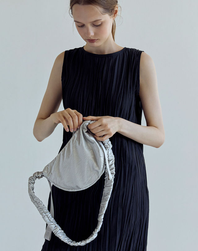 조셉앤스테이시 Daily Shirring Bag S Sleek Silver 착용컷