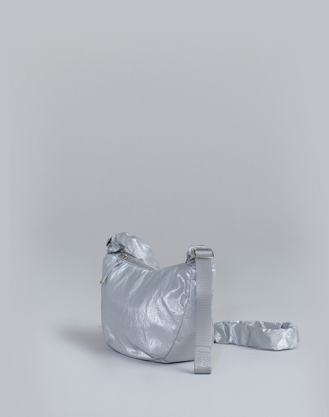 조셉앤스테이시 Daily Shirring Bag S Sleek Silver 착용컷