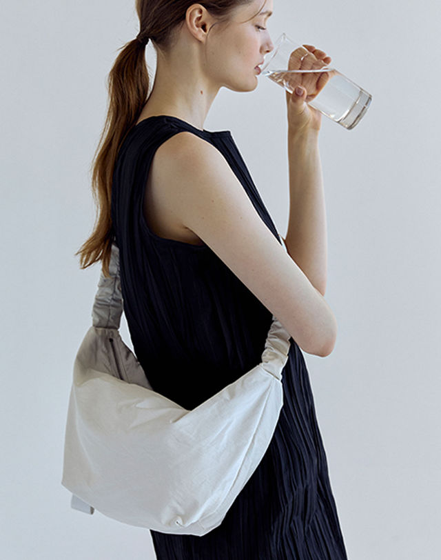 조셉앤스테이시 Daily Shirring Bag M Sleek White 착용컷