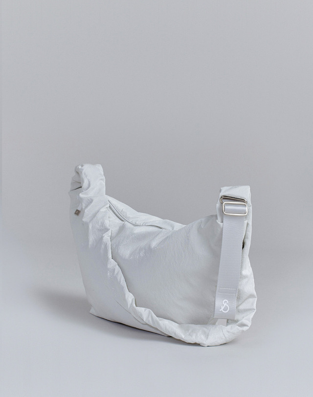 조셉앤스테이시 Daily Shirring Bag M Sleek White 착용컷