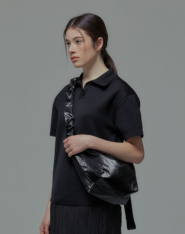 조셉앤스테이시 Daily Shirring Bag M Sleek Black 착용컷