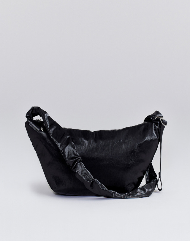 조셉앤스테이시 Daily Shirring Bag M Sleek Black 착용컷
