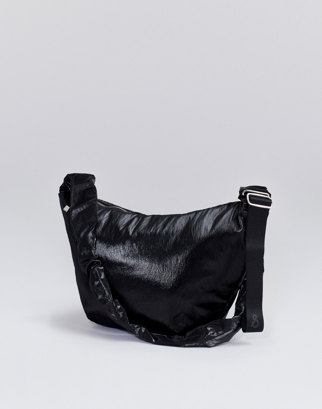 조셉앤스테이시 Daily Shirring Bag M Sleek Black 착용컷
