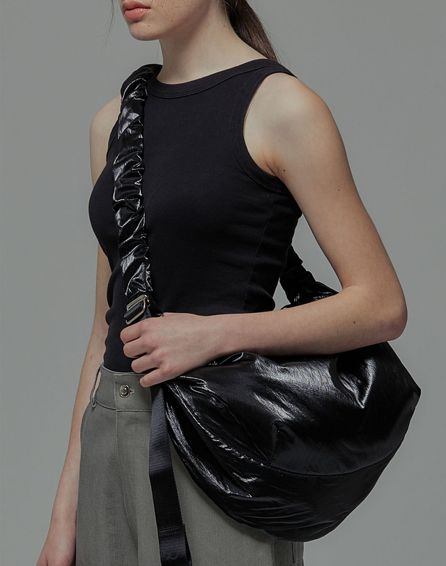 조셉앤스테이시 Daily Shirring Bag L Sleek Black 착용컷
