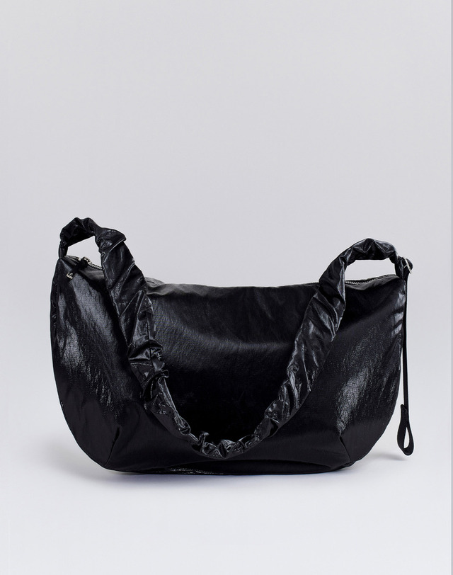 조셉앤스테이시 Daily Shirring Bag L Sleek Black 착용컷