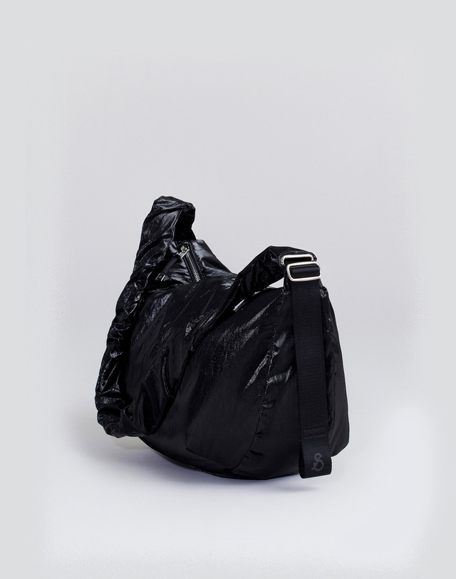 조셉앤스테이시 Daily Shirring Bag L Sleek Black 착용컷