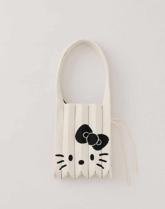 조셉앤스테이시 Lucky Pleats Knit S Hello Kitty Vanilla 착용컷