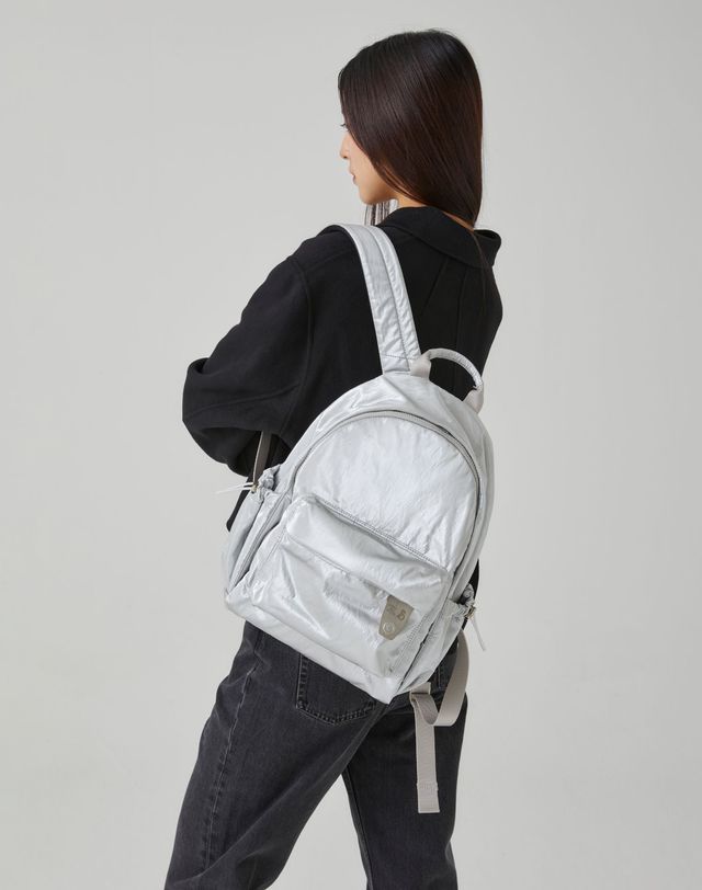 조셉앤스테이시 Daily Pocket Backpack S Sleek Silver 착용컷