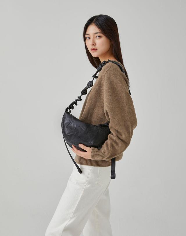 조셉앤스테이시 Daily Shirring Bag S_Faux Leather Roast Black 착용컷