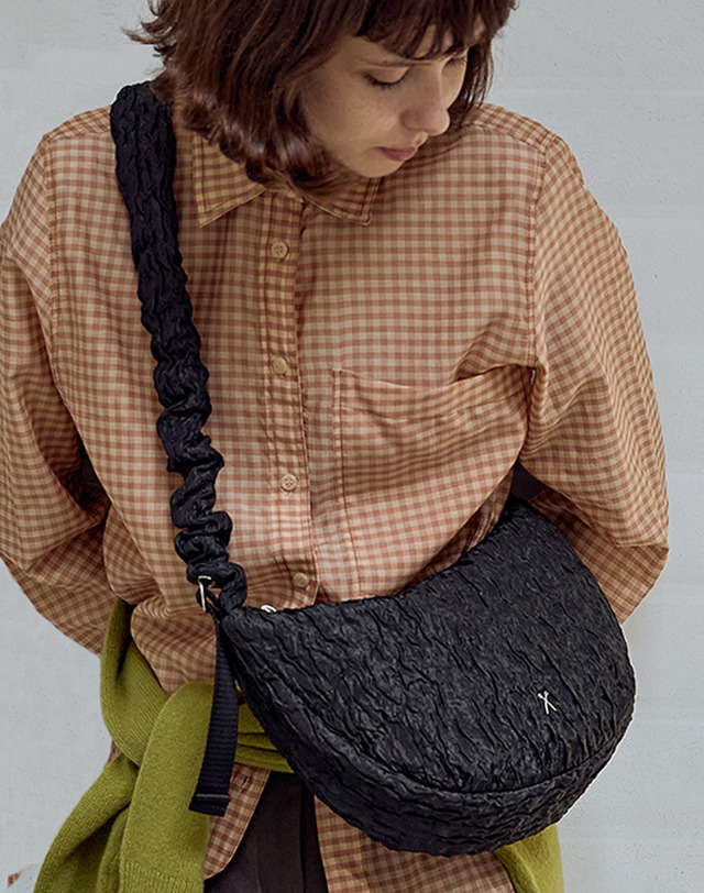 조셉앤스테이시 Daily Shirring Bag XM_Crinkled Black 착용컷