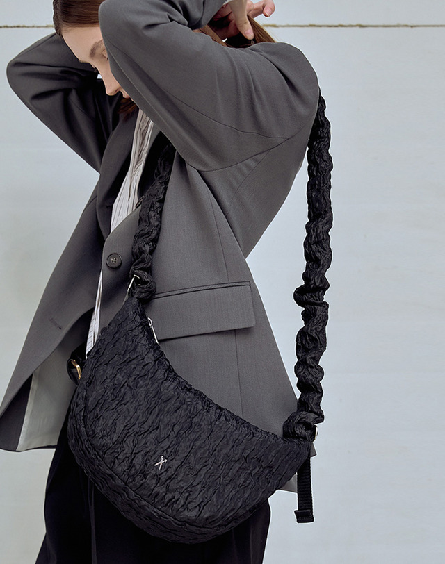 조셉앤스테이시 Daily Shirring Bag XM_Crinkled Black 착용컷