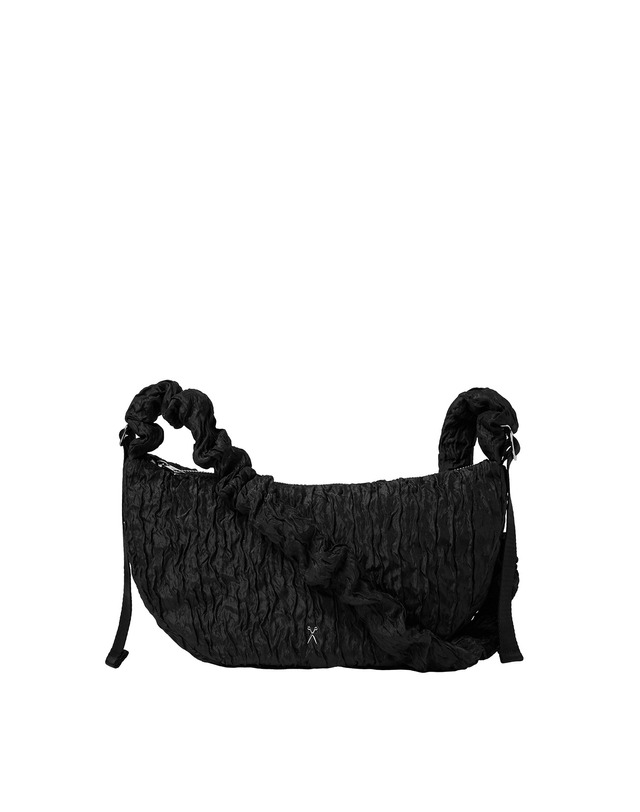 조셉앤스테이시 Daily Shirring Bag XM_Crinkled Black 착용컷