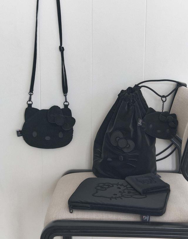 조셉앤스테이시 Haze Tablet Pouch 11 inch Hello Kitty Black 착용컷
