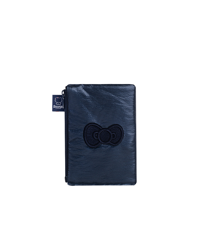 조셉앤스테이시 Sleek Travel Wallet Hello Kitty Navy 착용컷