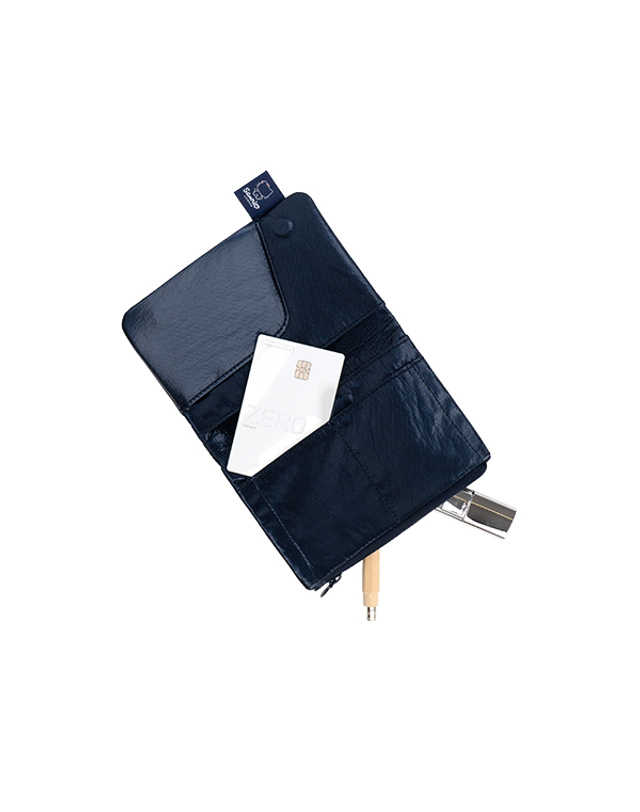 조셉앤스테이시 Sleek Travel Wallet Hello Kitty Navy 착용컷