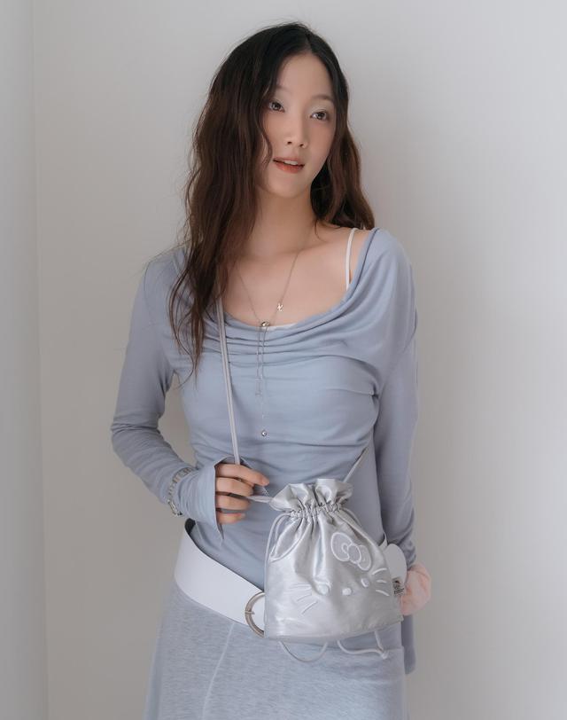 조셉앤스테이시 Drawstring Cross Hello Kitty Sleek Silver 착용컷