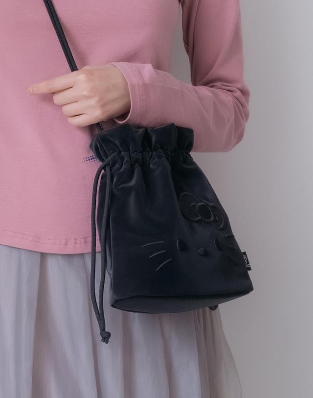조셉앤스테이시 Drawstring Cross Hello Kitty Haze Black 착용컷