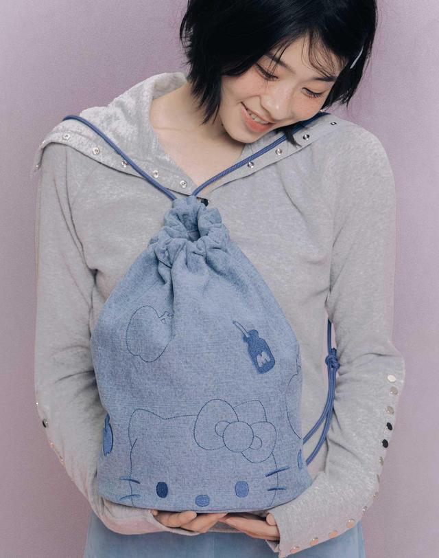 조셉앤스테이시 Denim String Backpack Hello Kitty Washed Blue 착용컷