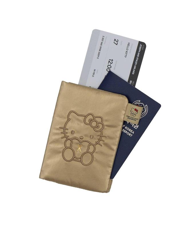 조셉앤스테이시 Sleek Travel Wallet Hello Kitty Gold 착용컷