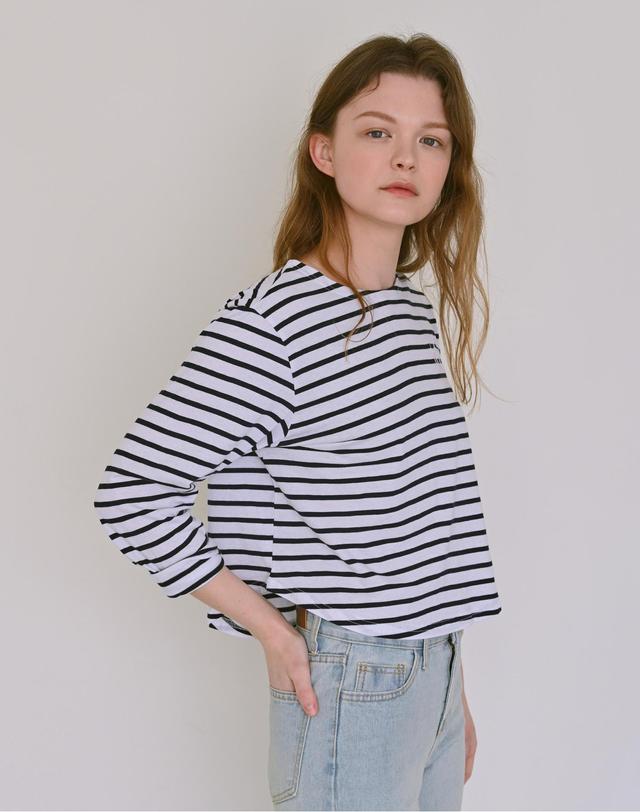 헨스 Cropped boat neck t-shirt (navy) 착용컷