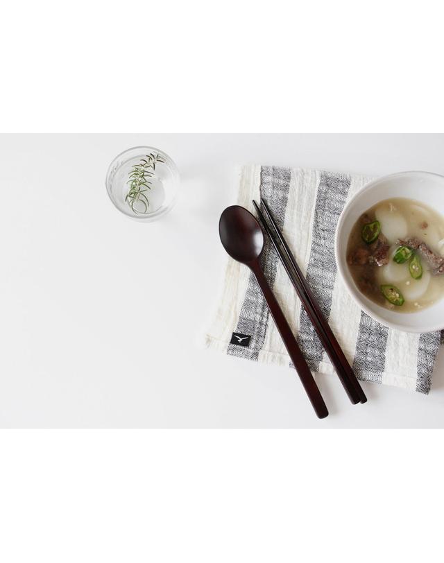 카모메키친 천연 옻칠 와인 수저세트 착용컷