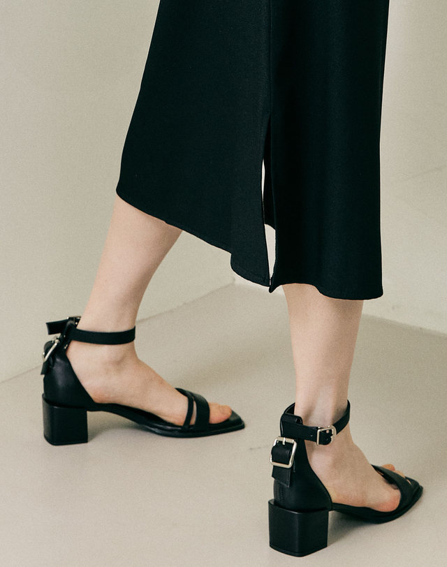 어썸듀 Unique Fibbia Sandals_ADS475_5cm 블랙 착용컷