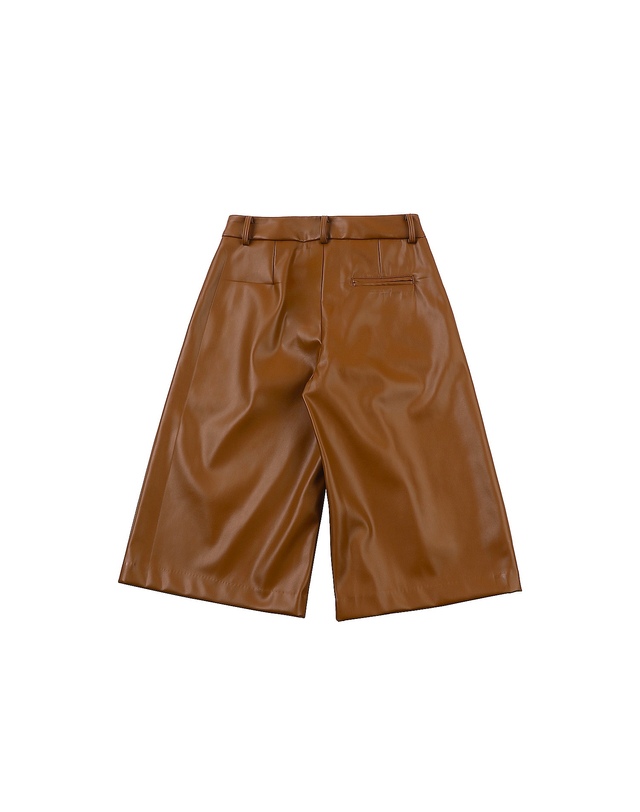 퓨처레트로 (UNISEX) WARM LEATHER BERMUDA 브라운 착용컷