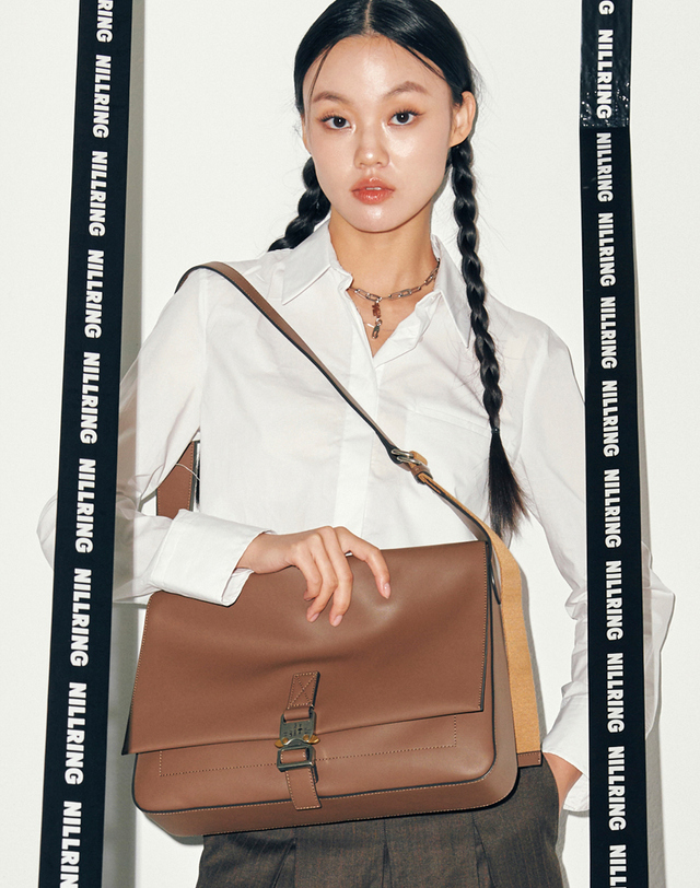 닐링 5PM30 Large Bag _ Ash Brown 브라운 착용컷