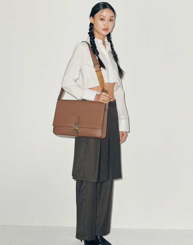 닐링 5PM30 Large Bag _ Ash Brown 브라운 착용컷