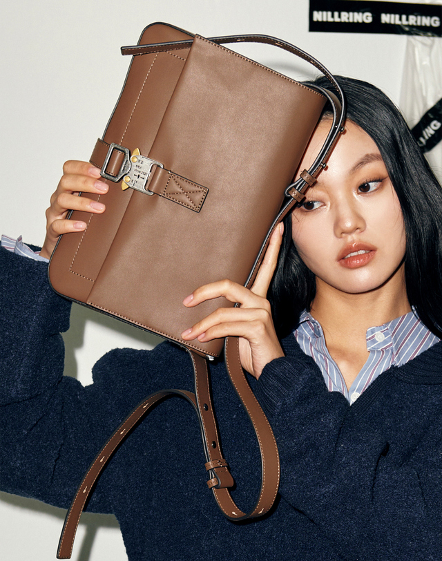 닐링 5PM30 Bag _ Ash Brown 브라운 착용컷
