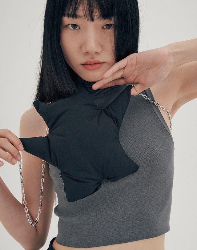 닐링 오전 일곱시 반 미니 블랙 착용컷