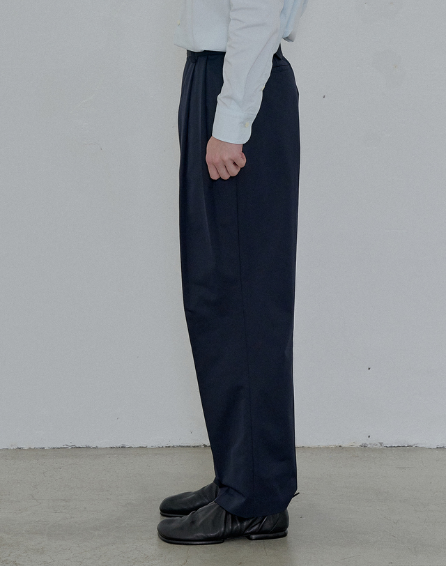 필시크 SOLOTEX BELTED TWO TUCK PANTS (Navy) 네이비 착용컷