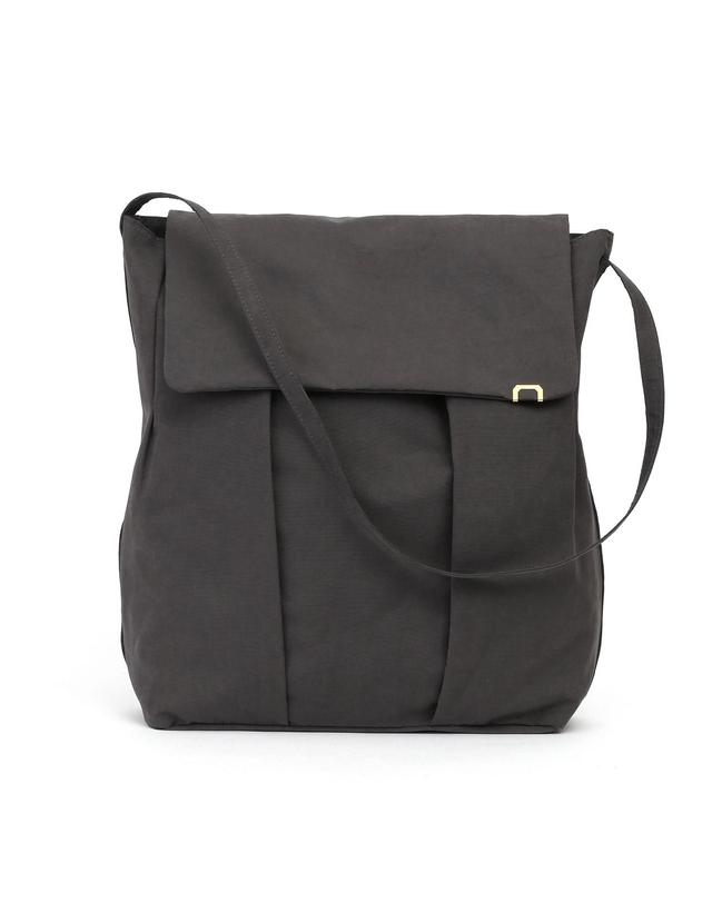 언더컨트롤 스튜디오 캐주얼 숄더백 LADDER BAG / WRINKLE / NPC / DAWN CHARCOAL 착용컷