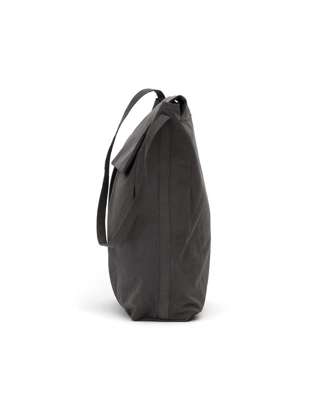 언더컨트롤 스튜디오 캐주얼 숄더백 LADDER BAG / WRINKLE / NPC / DAWN CHARCOAL 착용컷