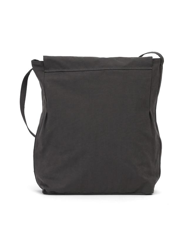 언더컨트롤 스튜디오 캐주얼 숄더백 LADDER BAG / WRINKLE / NPC / DAWN CHARCOAL 착용컷