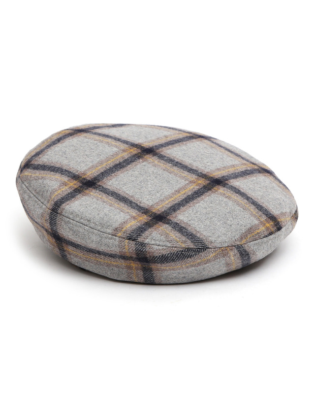 언더컨트롤 스튜디오 겨울 체크패턴 베레모 FULL MOON BERET / WOOL CHECK / SMOKE GREY 착용컷