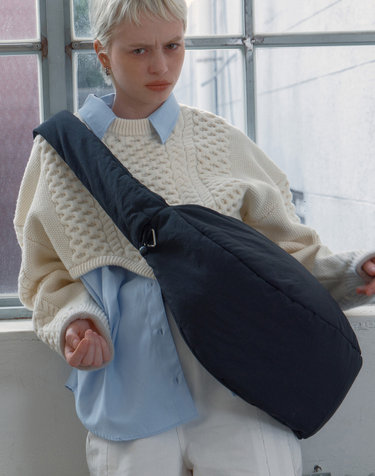 끈 조절 패딩 숄더백 CLOUD CROSS BODY BAG / BIG / CONVERT STRAP / BK
