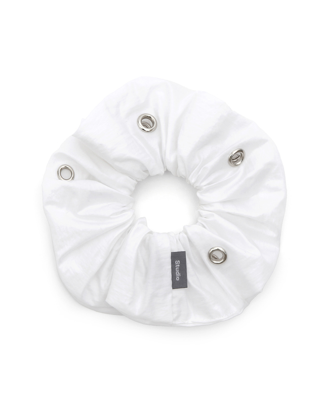 언더컨트롤 스튜디오 아일렛 스크런치 머리끈 SCRUNCHIE / MID / EYELET / WS / WHITE 착용컷