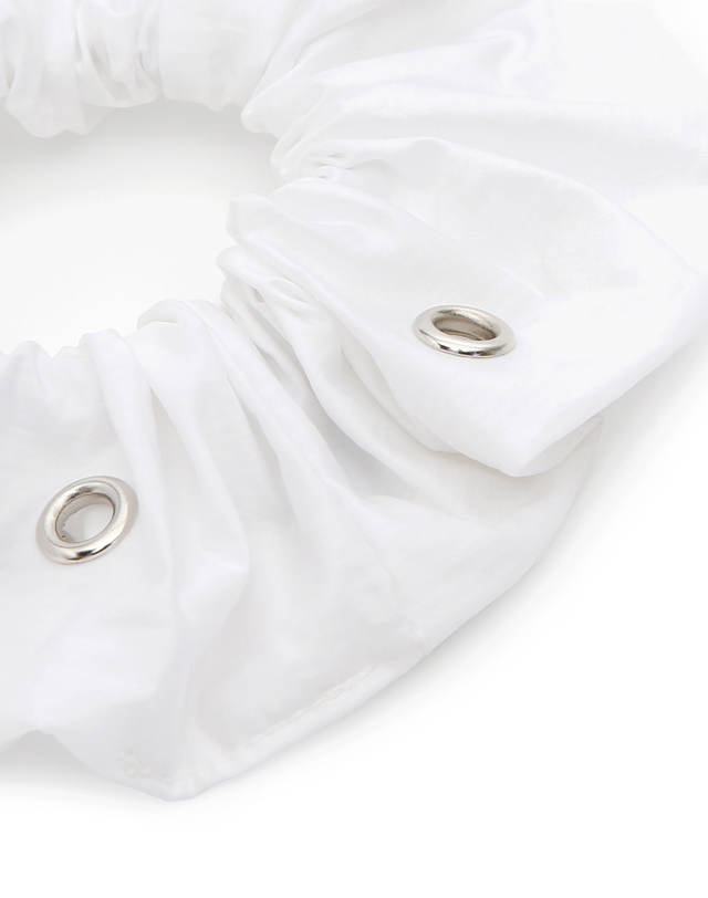 언더컨트롤 스튜디오 아일렛 스크런치 머리끈 SCRUNCHIE / MID / EYELET / WS / WHITE 착용컷