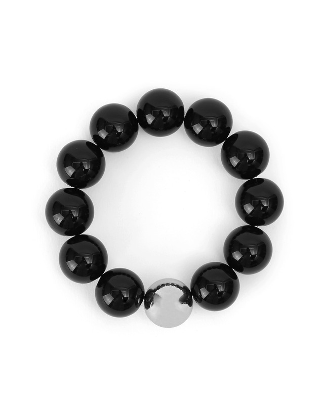 언더컨트롤 스튜디오 팔찌 겸 머리끈 BRACELET SCRUNCHIE / BLACK BALL 착용컷