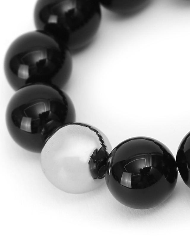 언더컨트롤 스튜디오 팔찌 겸 머리끈 BRACELET SCRUNCHIE / BLACK BALL 착용컷