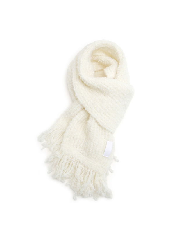 언더컨트롤 스튜디오 겨울 부클 털 머플러 HUGE TASSEL MUFFLER / MOHAIR BOUCLE / CREAM 착용컷
