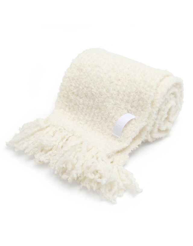 언더컨트롤 스튜디오 겨울 부클 털 머플러 HUGE TASSEL MUFFLER / MOHAIR BOUCLE / CREAM 착용컷