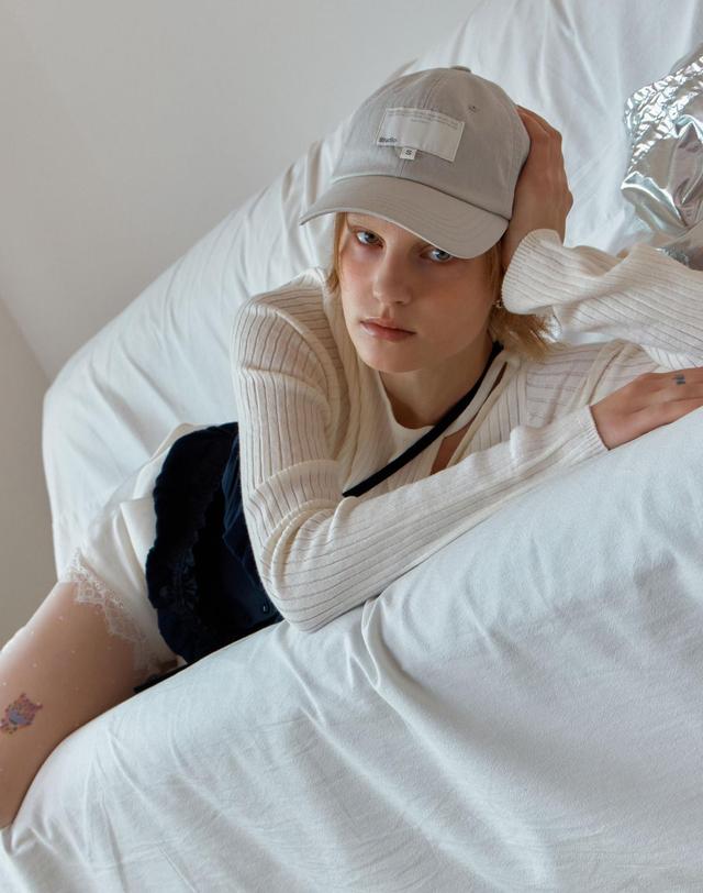 언더컨트롤 스튜디오 라벨 디테일 볼캡 BALL CAP / S LABEL / WASHED GREY 착용컷