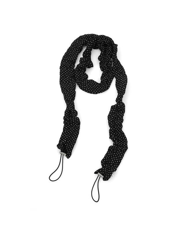 언더컨트롤 스튜디오 끈 조절 여름 스카프 STRING PLEATS MUFFLER / DOT / BLACK 착용컷