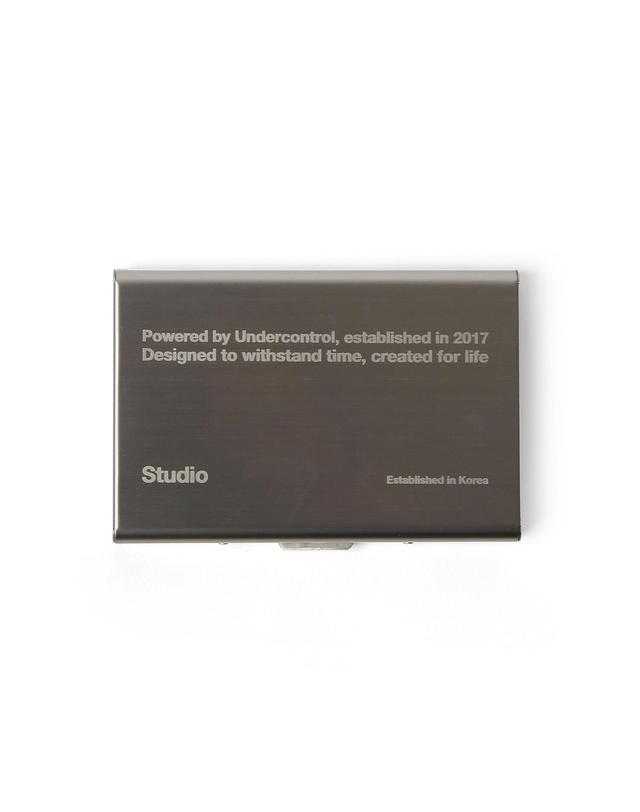 언더컨트롤 스튜디오 카드지갑 STAINLESS 6 CARD HOLDER 착용컷